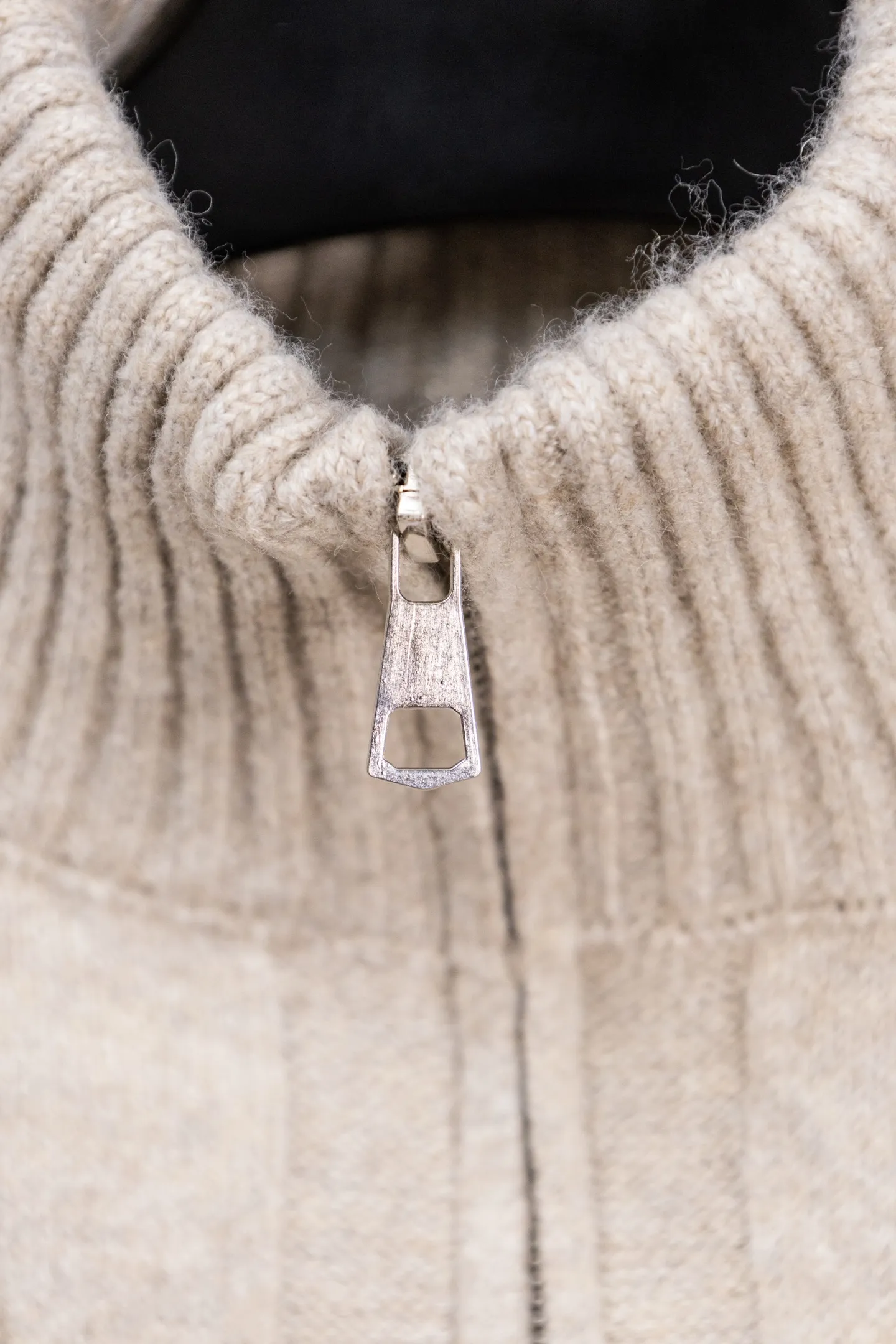 P190 Ralph Lauren 2026 new blended twist craft autumn and winter high-quality double zipper stand collar knitted cardigan jacket. Its design is really amazing. The blended twist craft makes it full of texture. The double zipper stand collar design is not only warm but also super stylish. Wearing it instantly enhances your temperament. Whether it is paired with a dress or jeans, it can be easily worn, showing a high-end feel in autumn and winter. The colors are also super nice, and each one is super elegant. Wearing them while walking on the street will turn heads 100% of the time. 🎺 This autumn and winter, buy yourself a warm and fashionable jacket, so that you can look beautiful in the cold weather. Size: S M L Color: Beige Black Gray